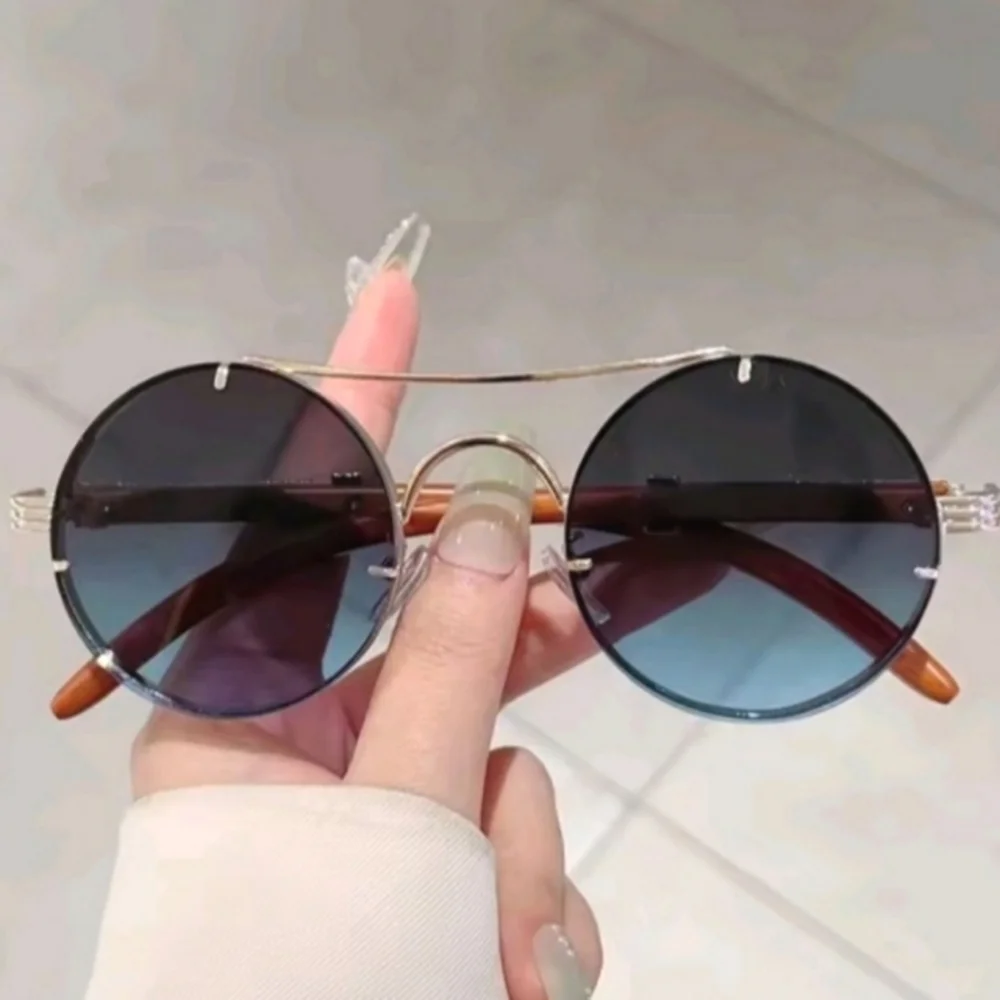 Round Unisex Sunglasses with Gradient Lenses